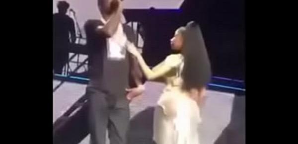  Nicki Minaj pegando no pau de Meek Mill